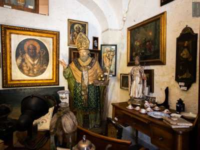 ...e soprattutto in numerose statue. Una � ad altezza naturale, lavorata su un tronco in legno e risale al Cinquecento